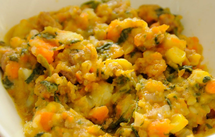 Primer plano de una comida similar a un charquicán